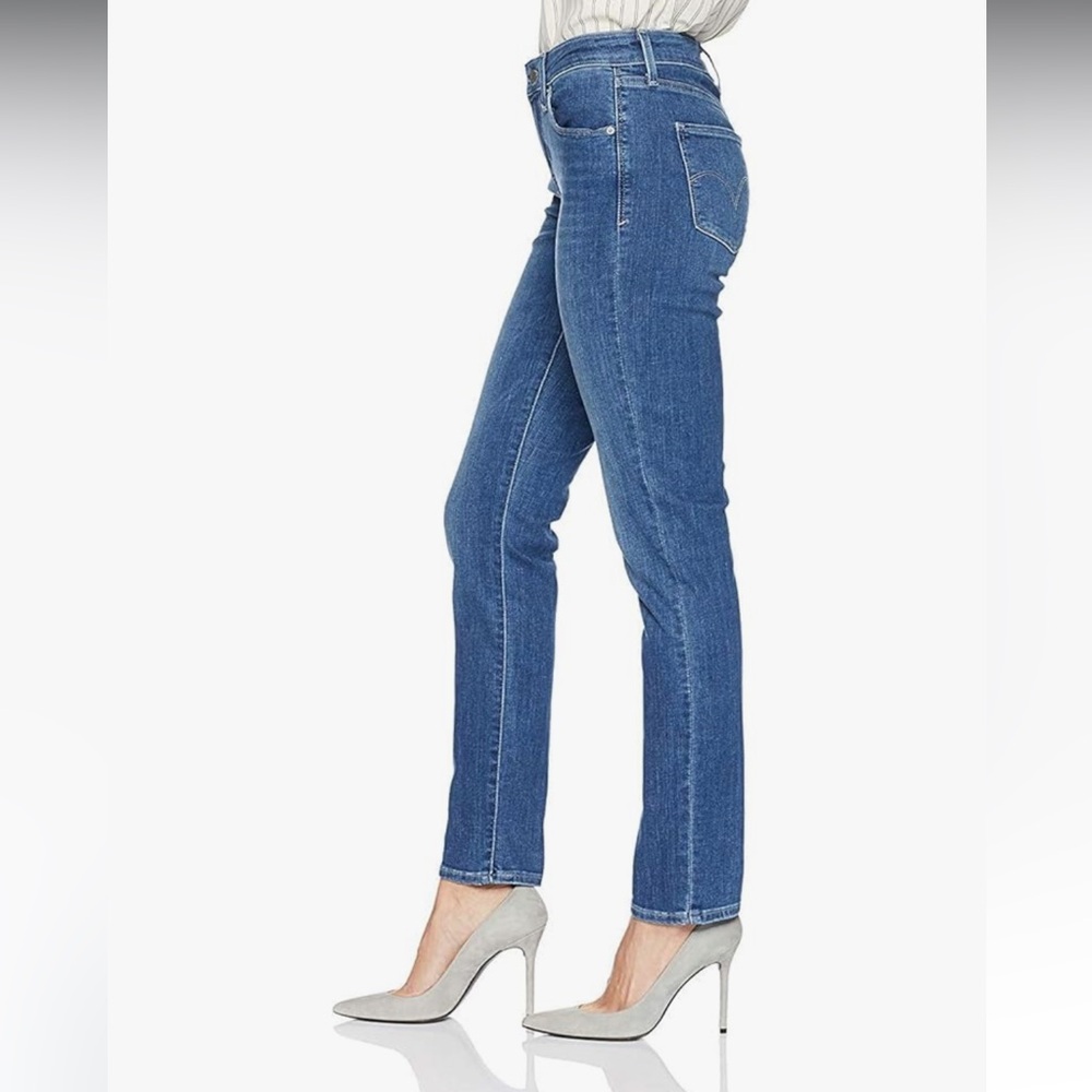 Levi’s Mid Rise Straight Leg